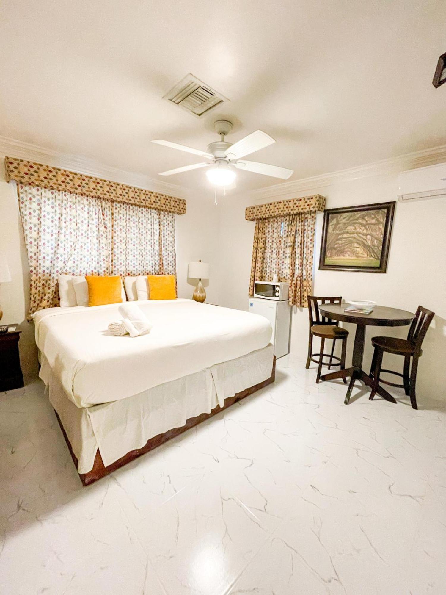 Golden Palms House Acomodação com café da manhã  Nassau