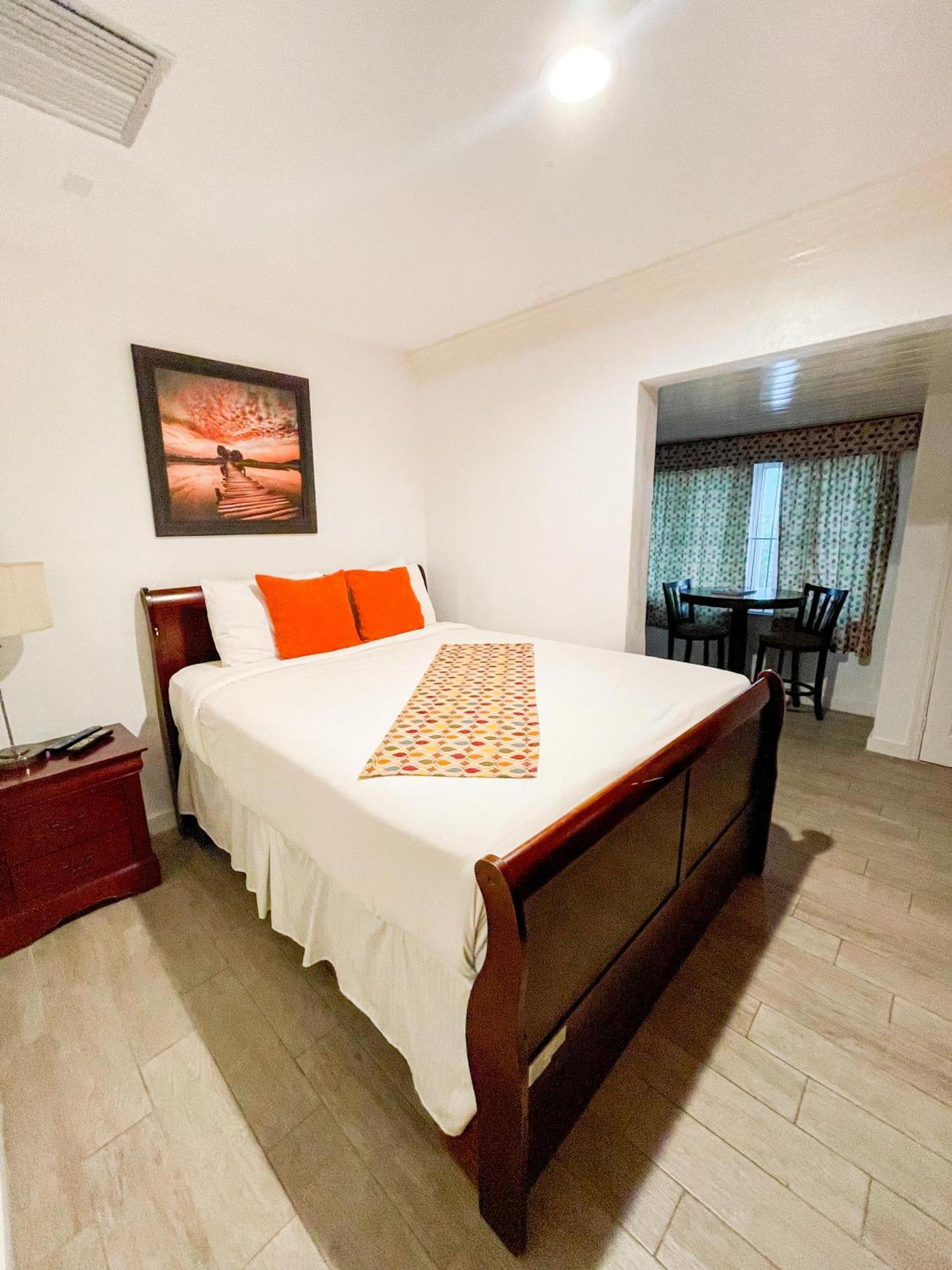 Acomodação com café da manhã  Golden Palms House Nassau