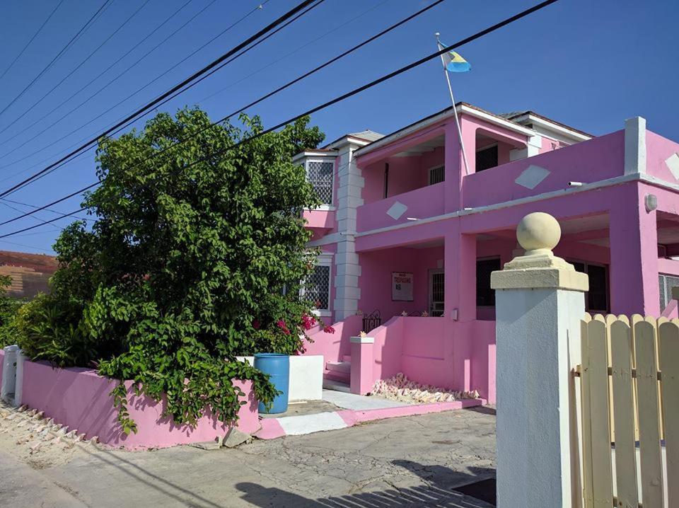 Da Pink And White Palace Hostel *