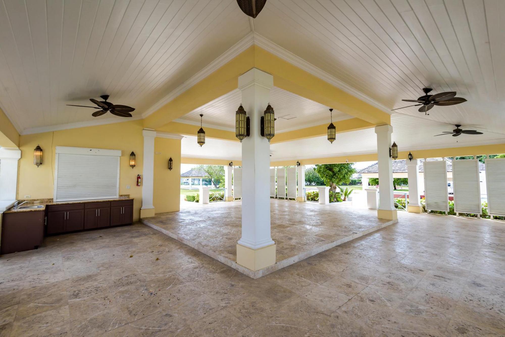 5min Walk From A Spacious In * Nassau