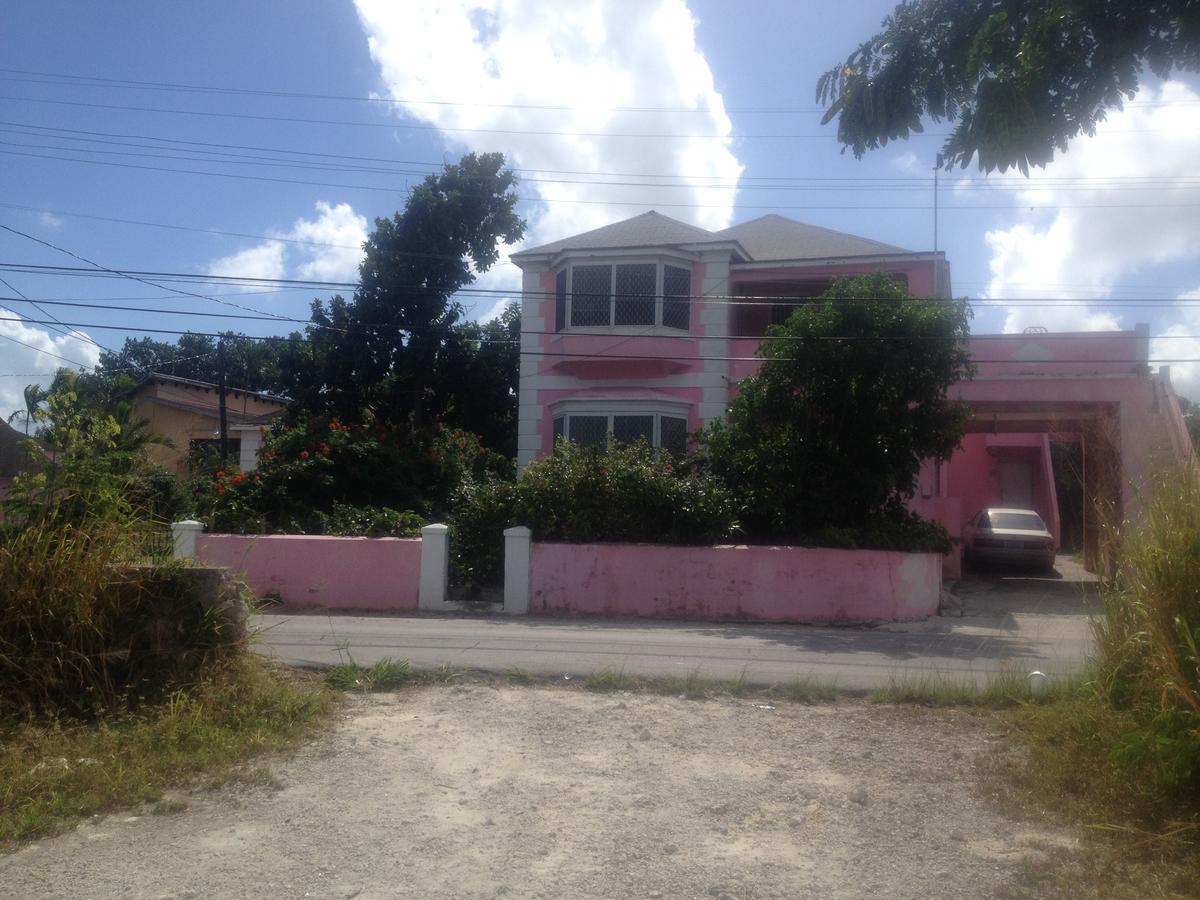 Da Pink And White Castle Bed & Breakfast