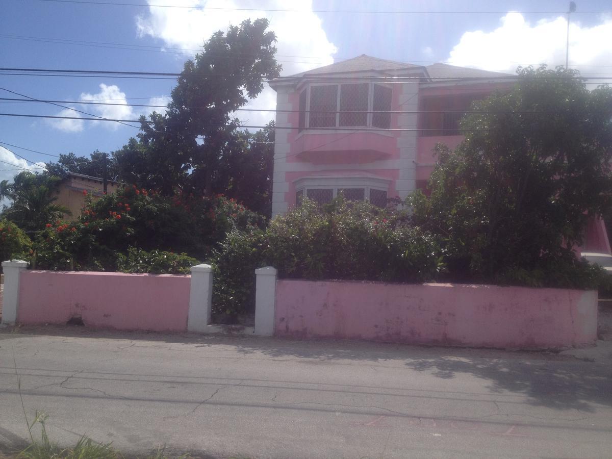 Da Pink And White Castle Bed & Breakfast *