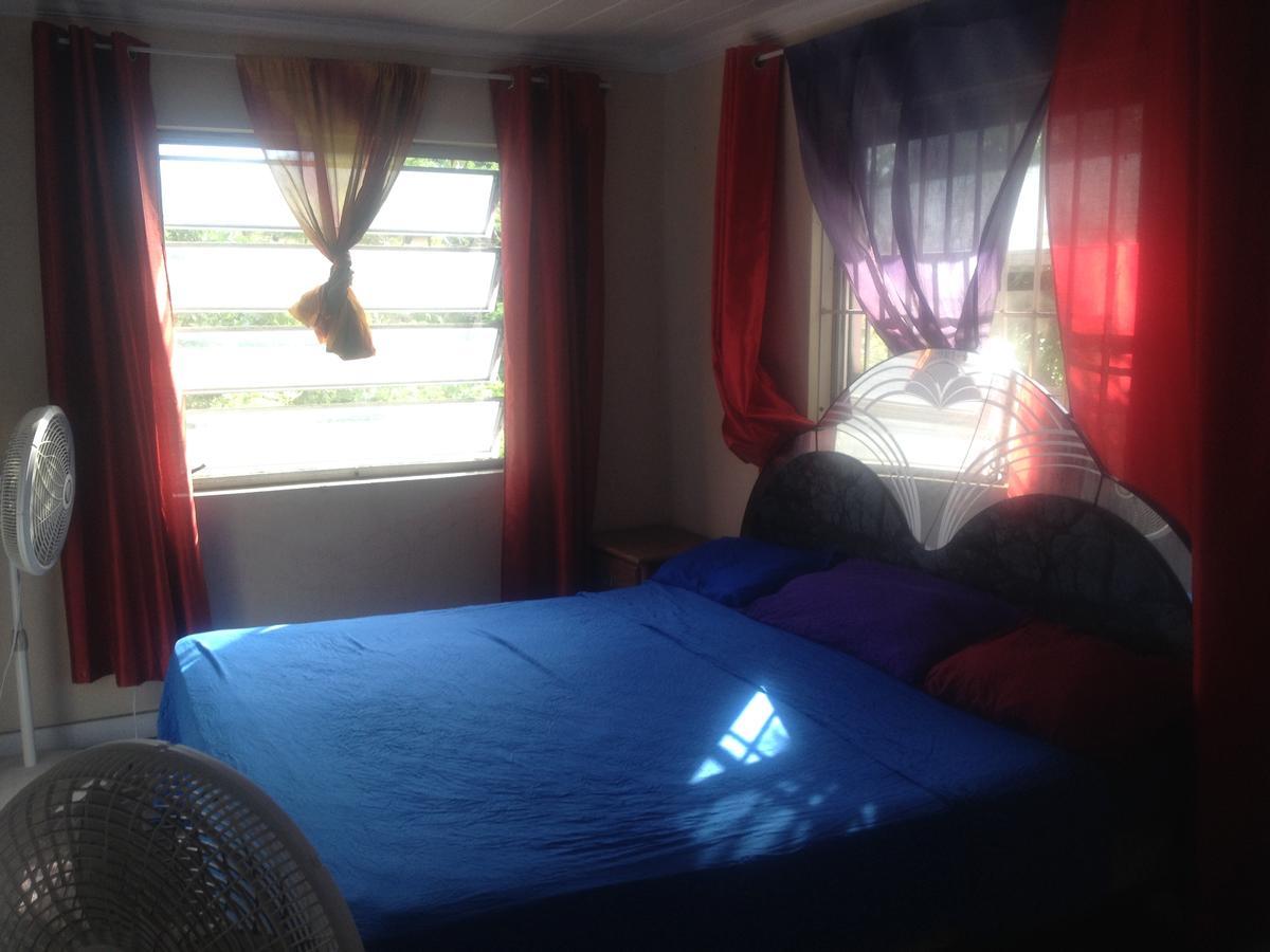 Da Pink And White Castle Bed & Breakfast
