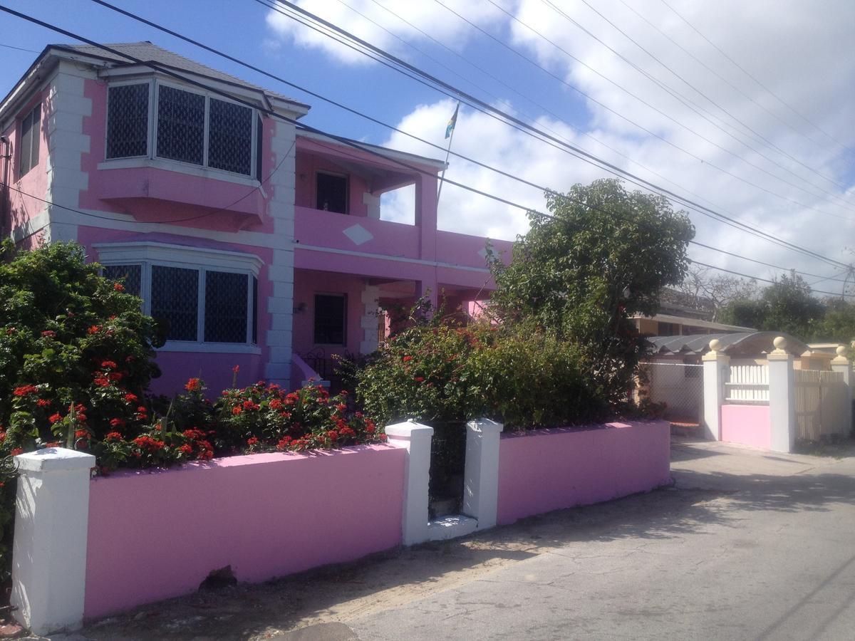 Da Pink And White Castle Bed & Breakfast *
