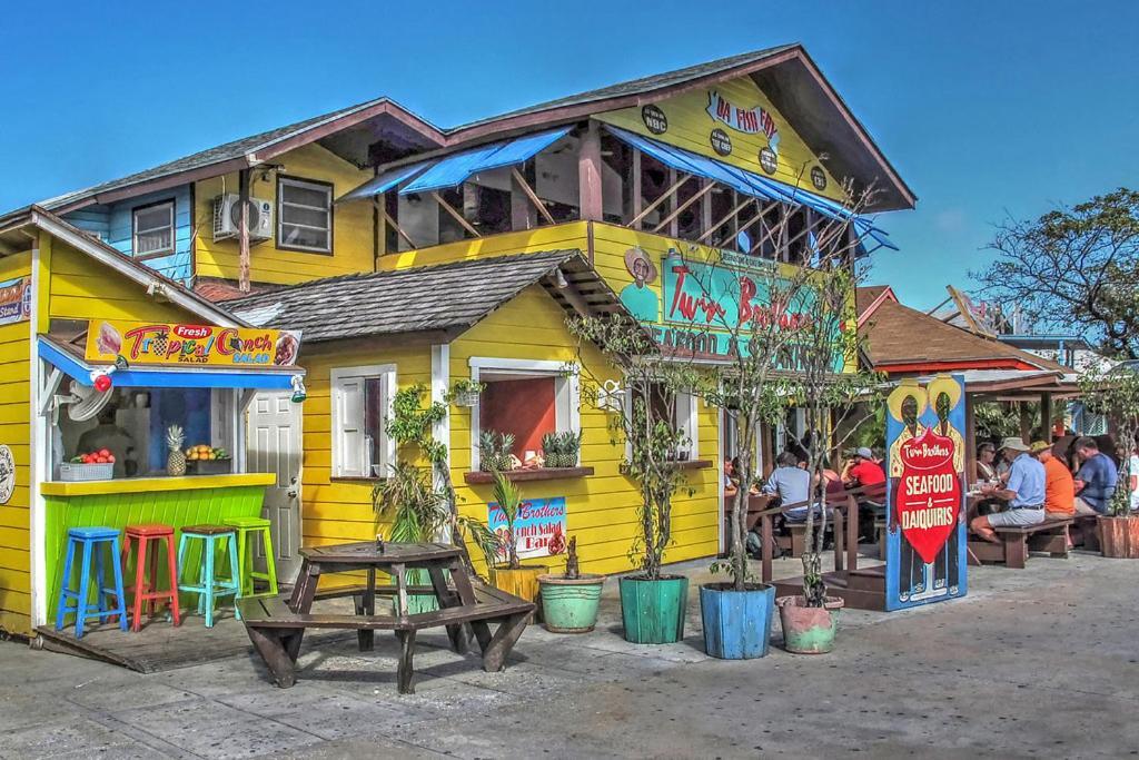 Apartment Lovely Apt Near Beach,downtown,24hr Security,pool Nassau