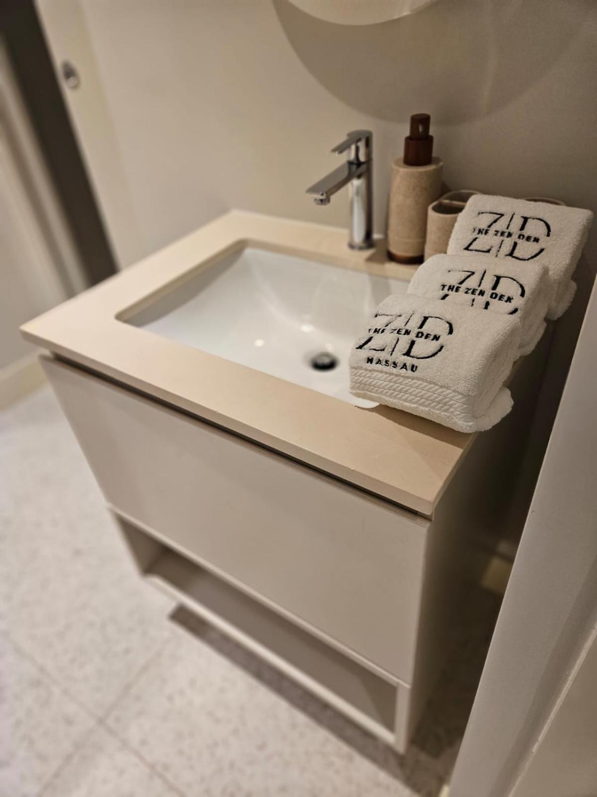 Apartment Zen Den At Beach, Westend Gated Community