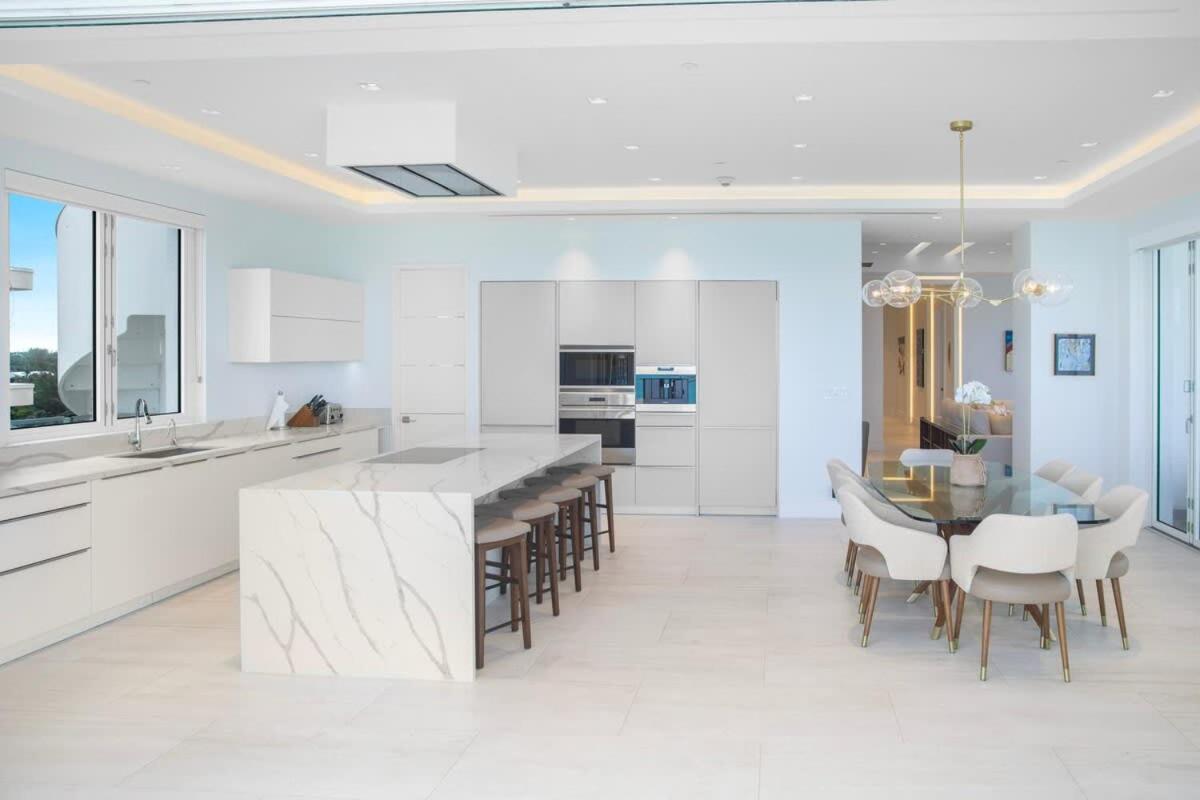 Apartment Oceanfront Penthouse And Patio At One Cable *