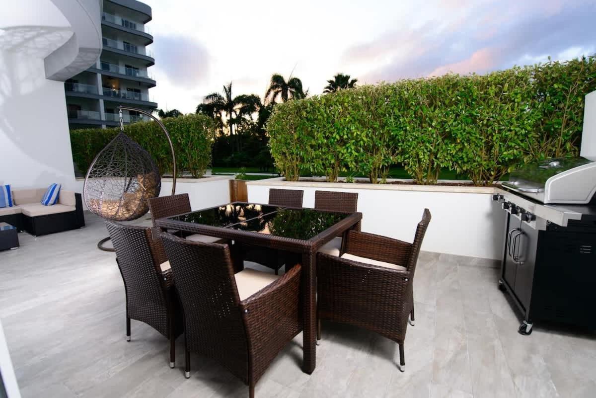 Cable Large Private Patio With Bbq *