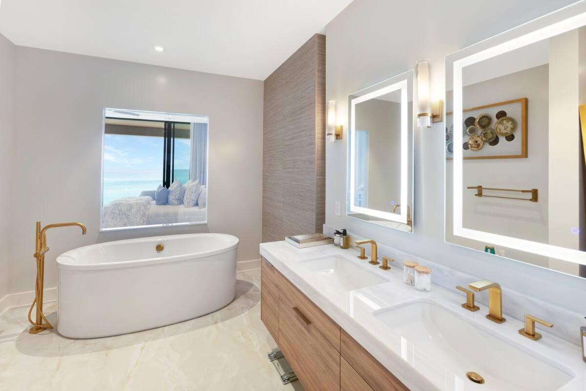 Beachfront 3 Bedroom Luxury *
