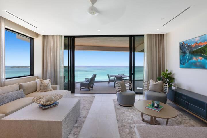 Beachfront 3 Bedroom Luxury Apartment Nassau