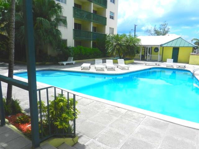 Lovely Apt Near Beach,downtown,24hr Security,pool Nassau