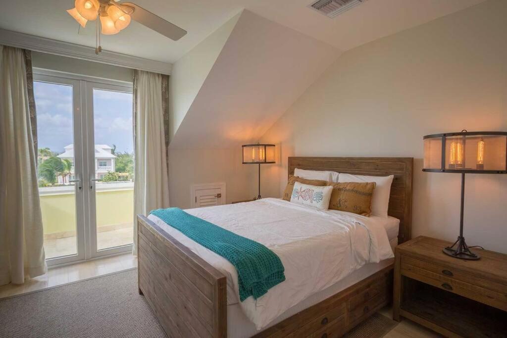 Luxury Townhouse In Palm Cay, Bahamas *