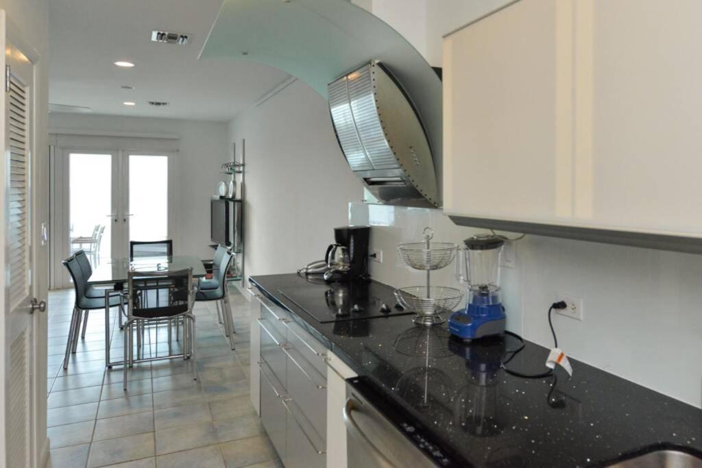Villa Seashells By The Seashore - Absolute Waterfront Nassau