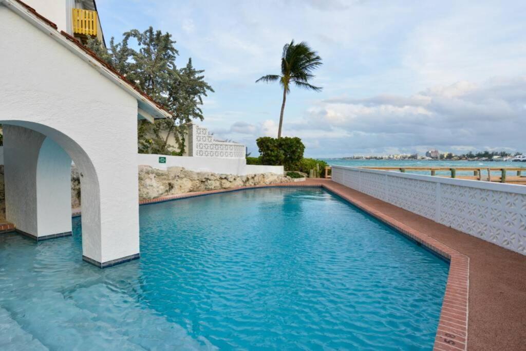 Villa Seashells By The Seashore - Absolute Waterfront