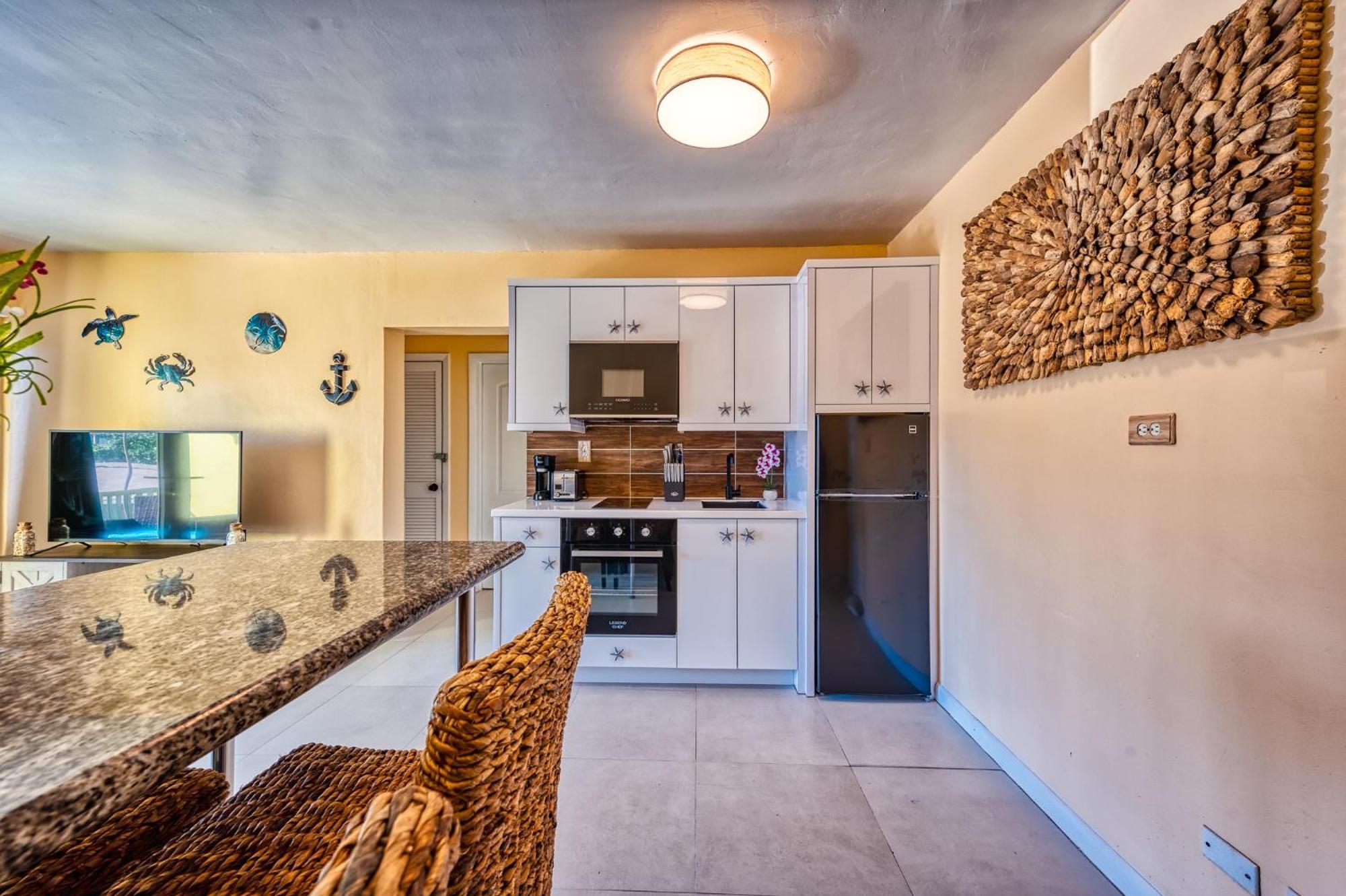 Apartment Lovely With Private Gym, Near Beach, Downtown, 24hr Security, Pool, Gated *