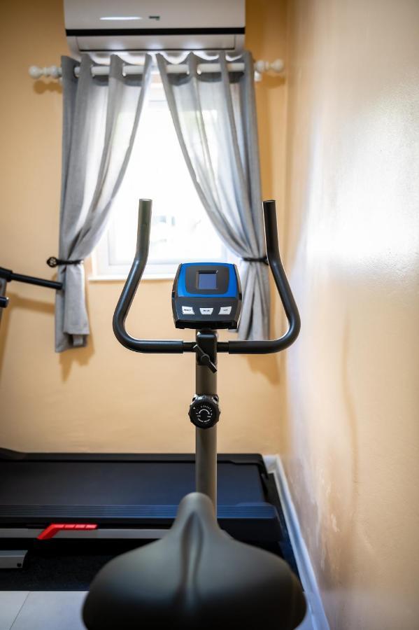 Lovely With Private Gym, Near Beach, Downtown, 24hr Security, Pool, Gated Apartment *