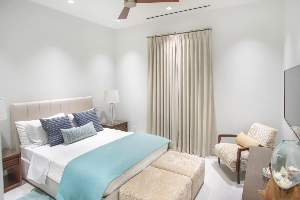 Apartment Oceanfront Penthouse And Patio At One Cable