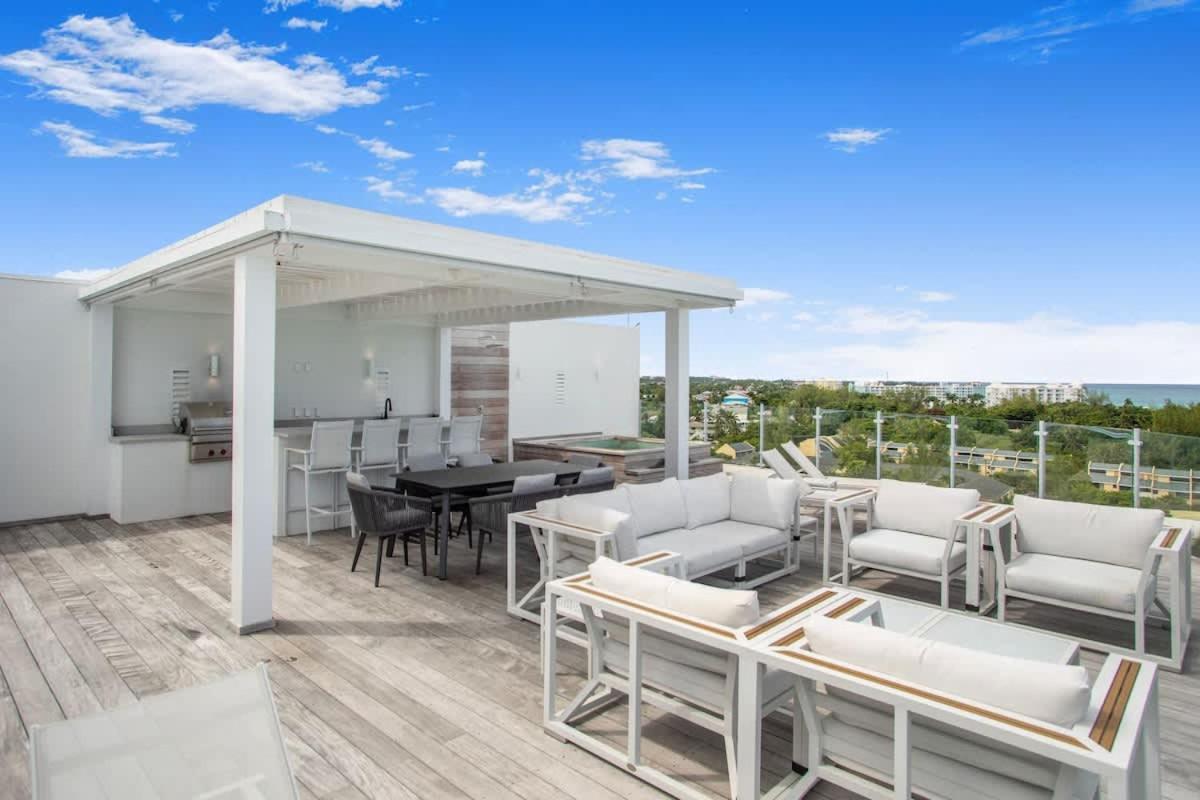 Oceanfront Penthouse And Patio At One Cable * Nassau