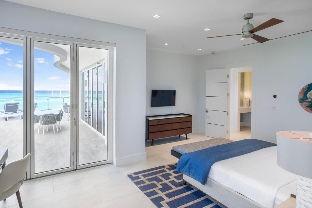 Oceanfront Penthouse And Patio At One Cable Apartment *